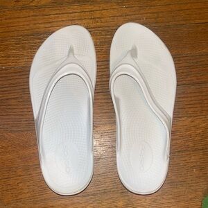 Oofos Women's White Recovery Shoe Sandal